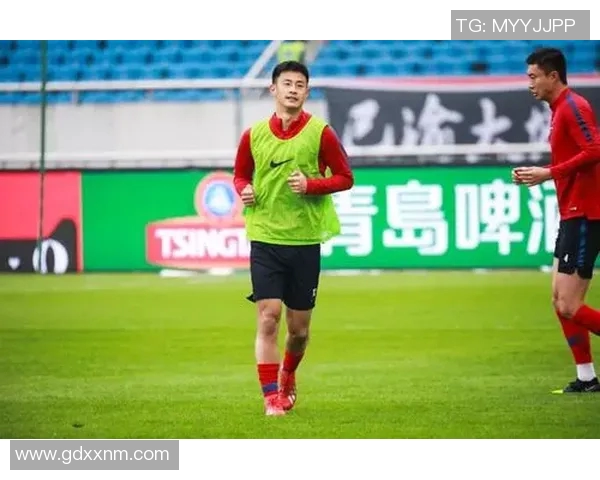 重庆女子化妆成足球明星引发热议展现女性魅力与运动精神的完美结合